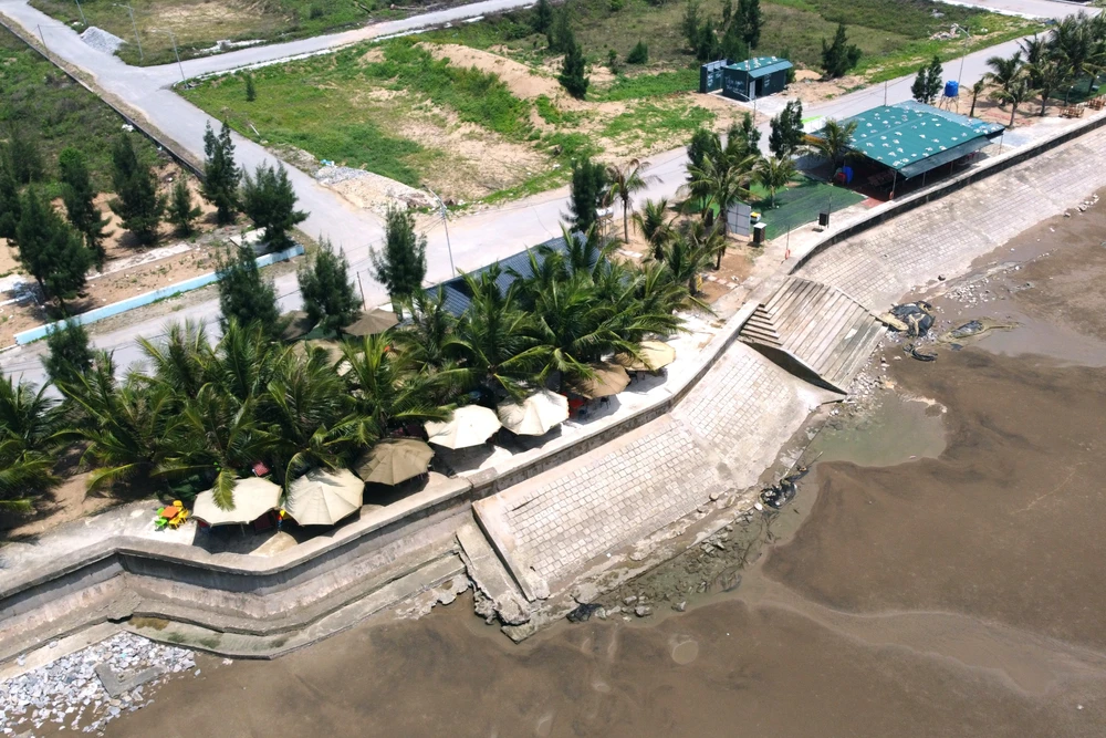 Cận cảnh loạt công trình trái phép bên bờ biển Hải Tiến -2.JPG