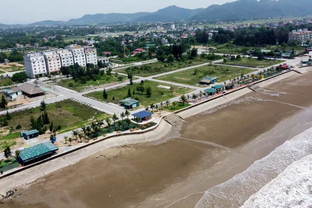 Cận cảnh loạt công trình trái phép bên bờ biển Hải Tiến -4.JPG