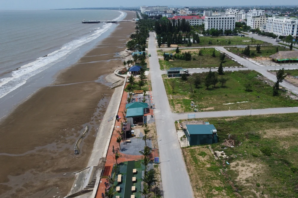 Cận cảnh loạt công trình trái phép bên bờ biển Hải Tiến -7.JPG