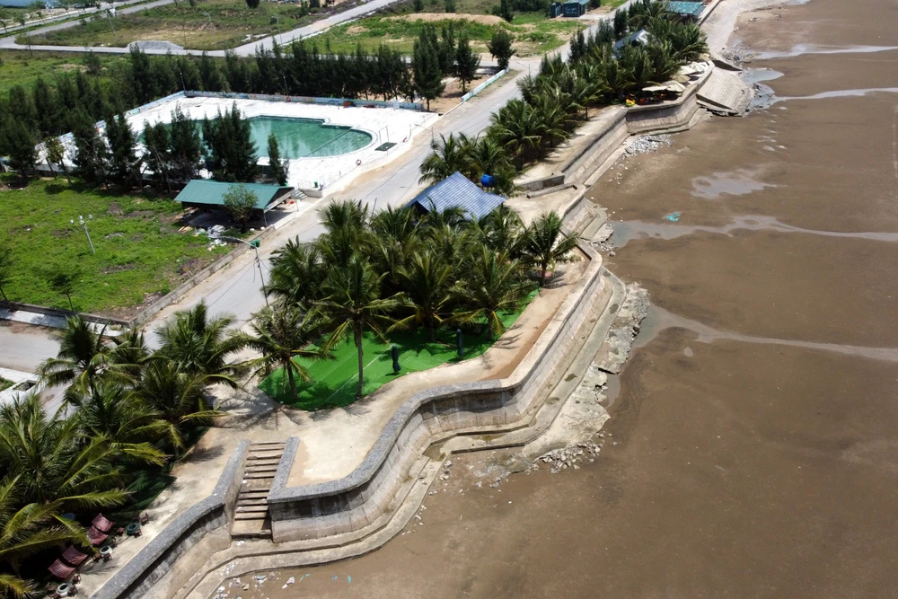 Cận cảnh loạt công trình trái phép bên bờ biển Hải Tiến -.JPG