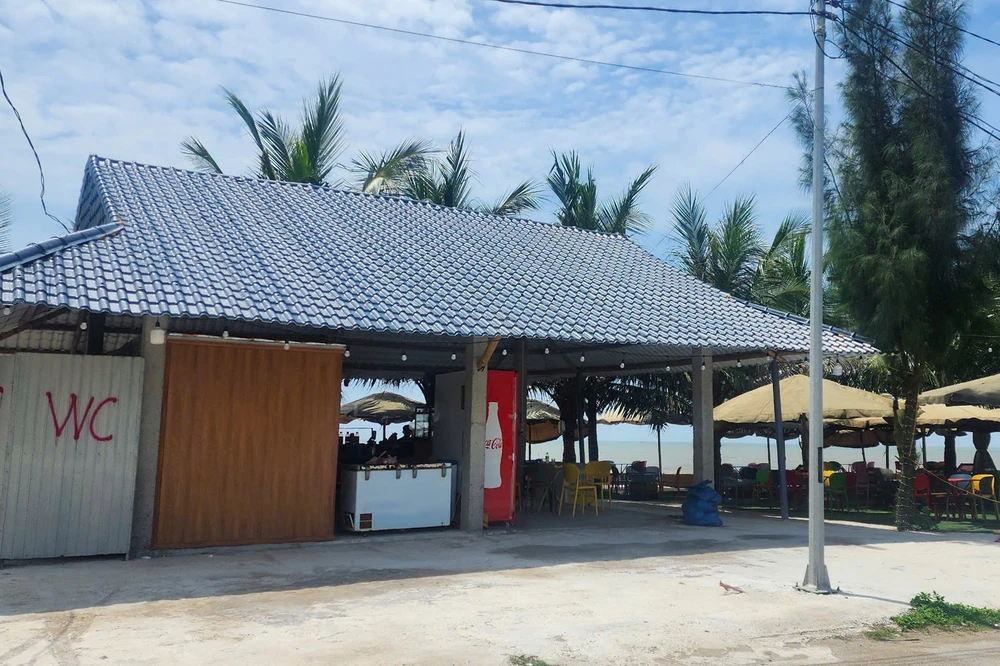 Cận cảnh loạt công trình trái phép bên bờ biển Hải Tiến -9.jpg