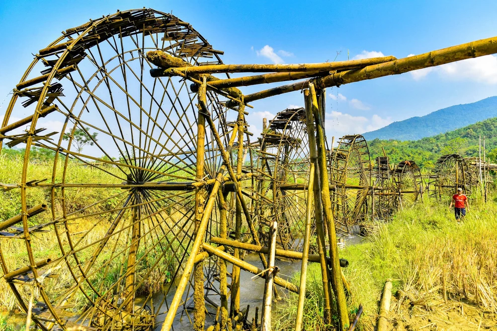 Độc đáo guồng nước ở miền Tây xứ Thanh hút khách du lịch -.jpg