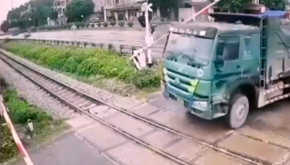 Tài xế liều mình điều khiển xe ô tô tông gãy rào chắn đường sắt ở Thanh Hóa -2.jpg