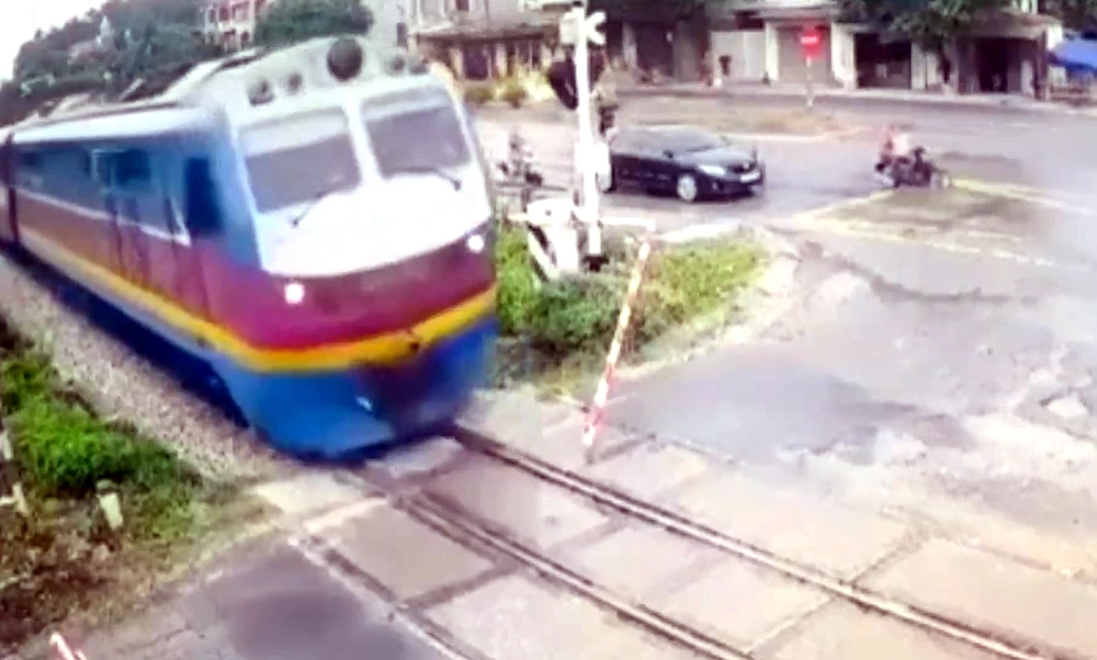 Tài xế liều mình điều khiển xe ô tô tông gãy rào chắn đường sắt ở Thanh Hóa -5.jpg