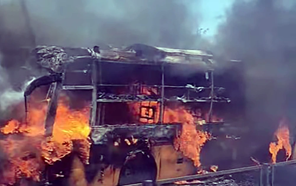 Xe khách bốc cháy dữ dội trên cao tốc Mai Sơn – Quốc lộ 45 - 2.jpg