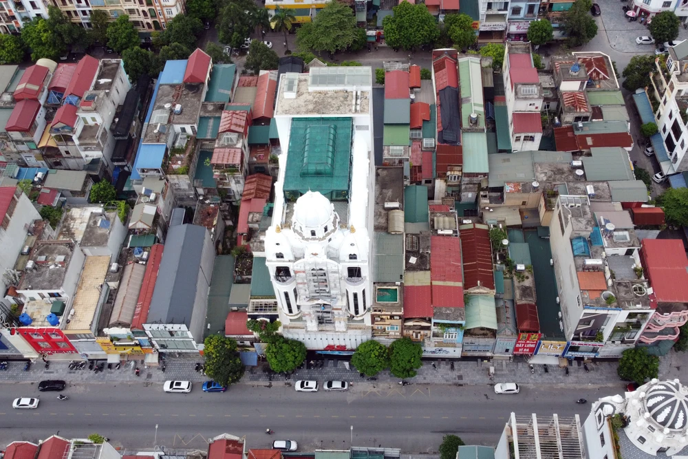 Toàn cảnh dinh thự trắng của ông trùm giang hồ Nguyễn Anh Tuấn tức “thần đèn” vừa bị Bộ Công an đã khởi tố, bắt tạm giam ngày 2-6 - 9.JPG