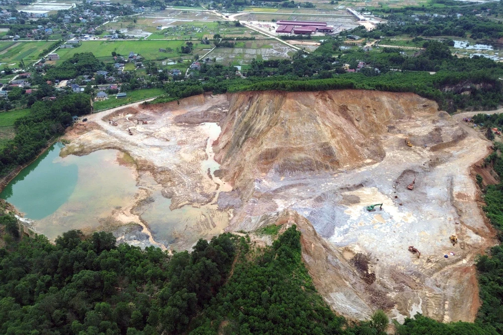 Cận cảnh mỏ đất Tuấn “thần đèn” chỉ đạo “đàn em” khai thác vượt công suất 175% - 11.jpg