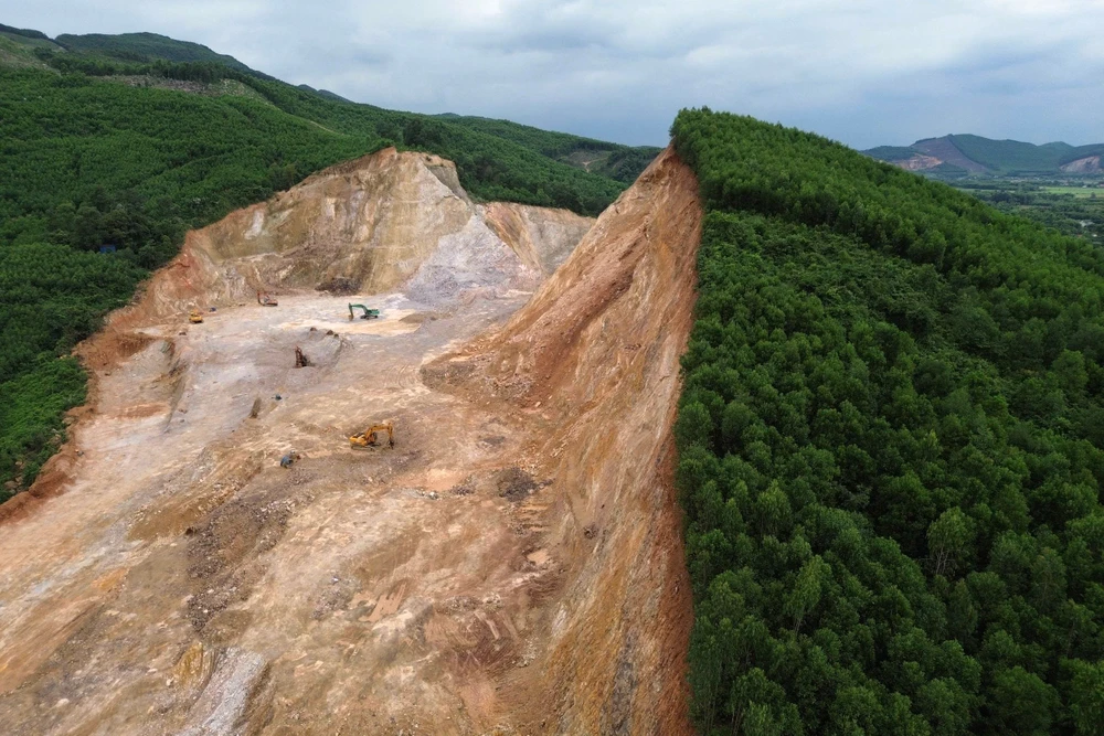 Cận cảnh mỏ đất Tuấn “thần đèn” chỉ đạo “đàn em” khai thác vượt công suất 175% - 13.jpg