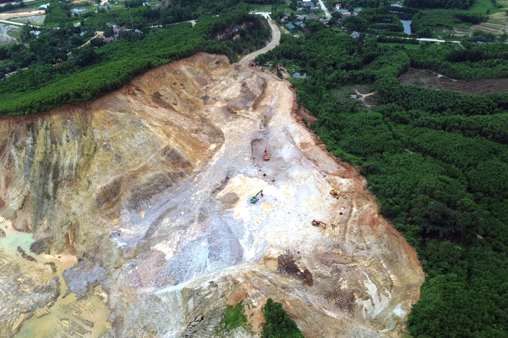 Cận cảnh mỏ đất Tuấn “thần đèn” chỉ đạo “đàn em” khai thác vượt công suất 175% -.jpg