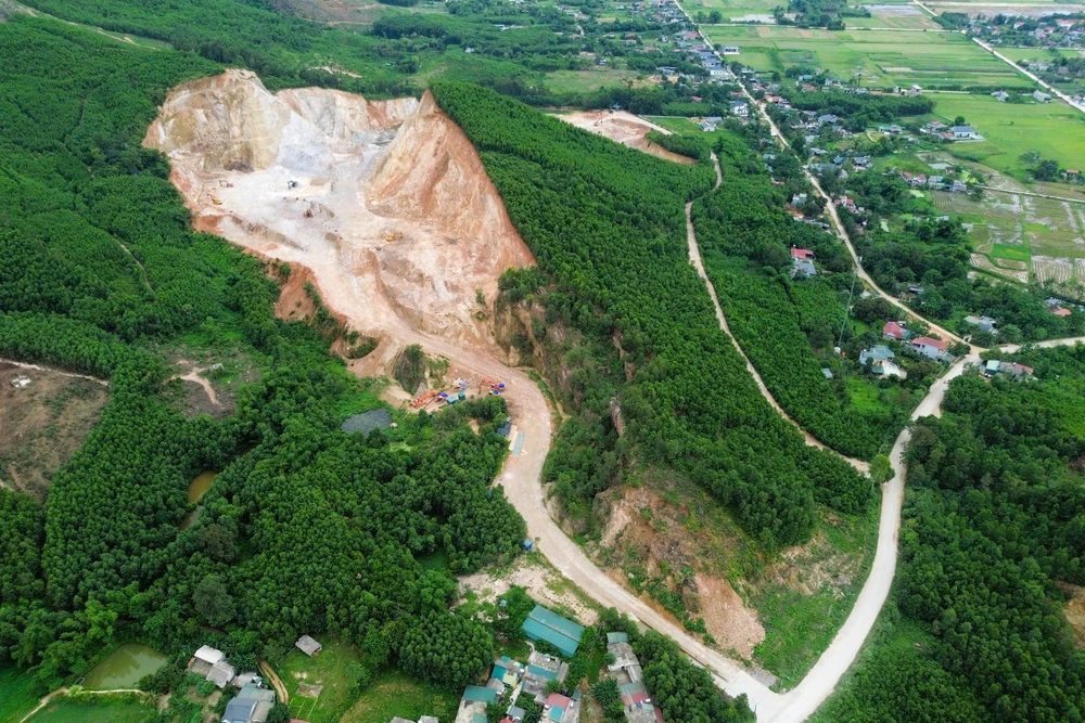 Cận cảnh mỏ đất Tuấn “thần đèn” chỉ đạo “đàn em” khai thác vượt công suất 175% - 4.jpg