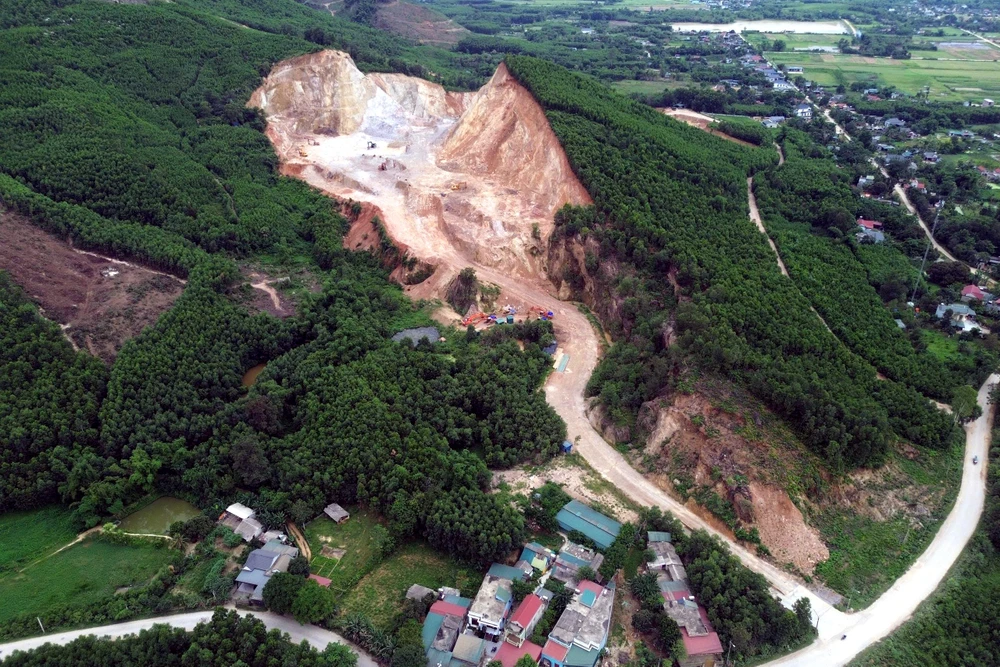 Cận cảnh mỏ đất Tuấn “thần đèn” chỉ đạo “đàn em” khai thác vượt công suất 175% - 6.jpg