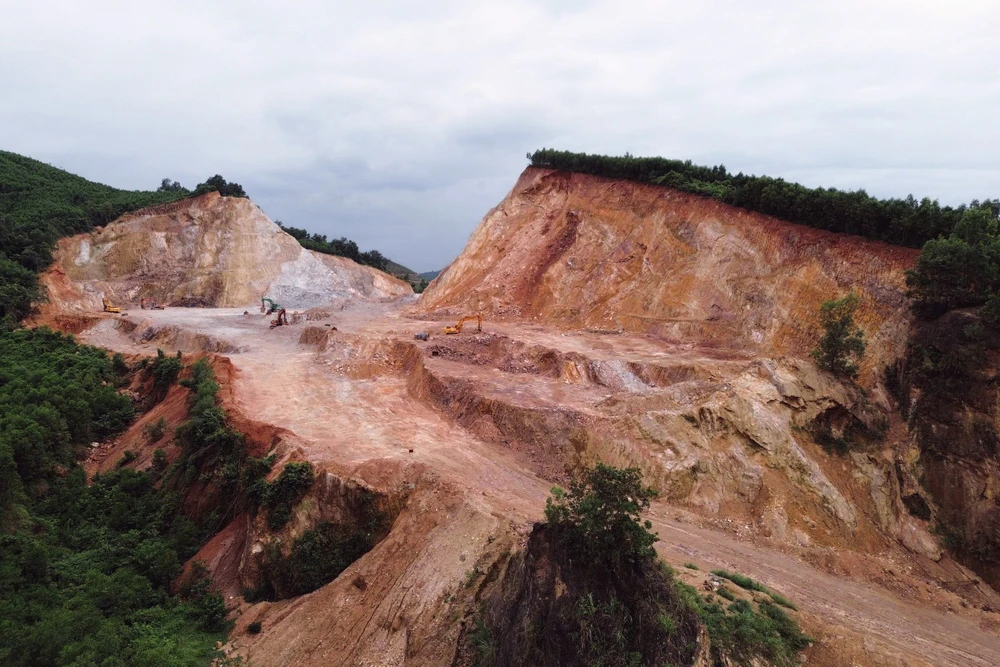 Cận cảnh mỏ đất Tuấn “thần đèn” chỉ đạo “đàn em” khai thác vượt công suất 175% - 7.jpg