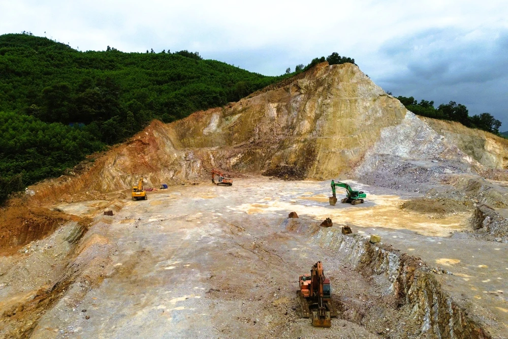 Cận cảnh mỏ đất Tuấn “thần đèn” chỉ đạo “đàn em” khai thác vượt công suất 175% - 9.jpg