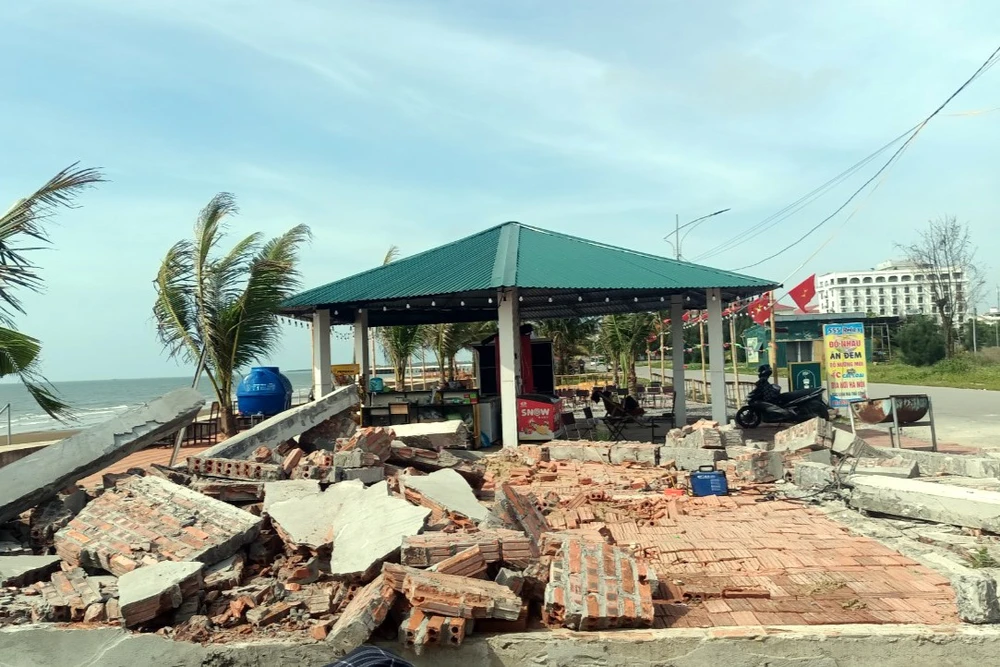 Tháo rỡ nhiều công trình trái phép bên bờ biển Hải Tiến, Thanh Hóa.jpg