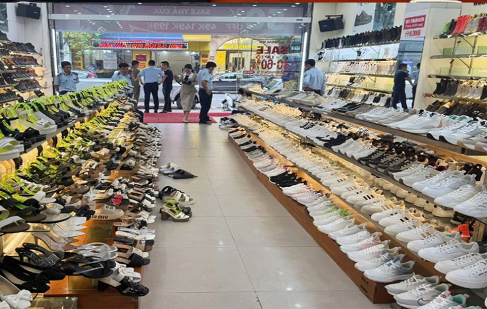 Bắt giam “ông trùm” buôn lậu giả mạo các thương hiệu nổi tiếng trên thế giới 1.jpg