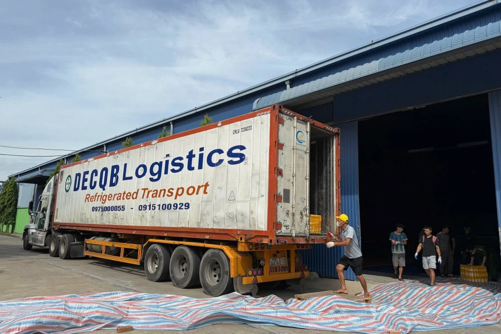 Công an phát hiện xe container chở 20 tấn lòng heo lách bò, trứng gà non -.jpg