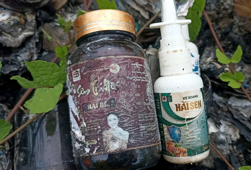 Cận cảnh loạt sản phẩm sâm tố nữ, xịt xoang của Gia Đình Hải Sen bị đốt bỏ -10.jpg