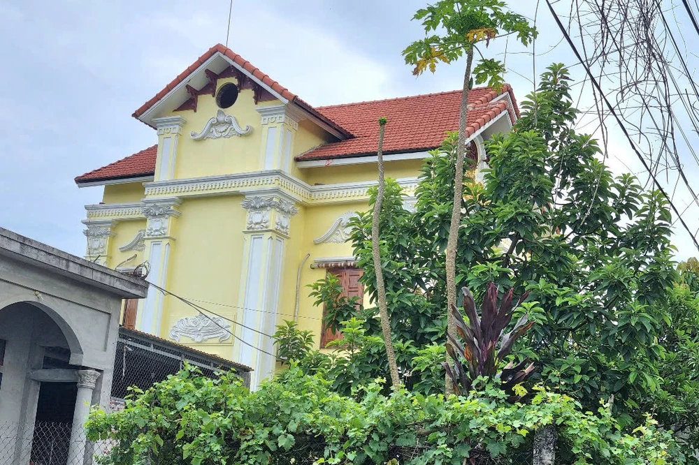 Cận cảnh loạt sản phẩm sâm tố nữ, xịt xoang của Gia Đình Hải Sen bị đốt bỏ -12.jpg