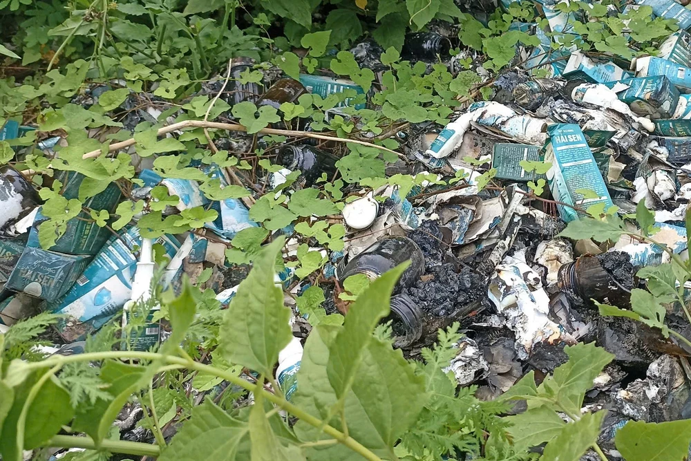 Cận cảnh loạt sản phẩm sâm tố nữ, xịt xoang của Gia Đình Hải Sen bị đốt bỏ -2.jpg