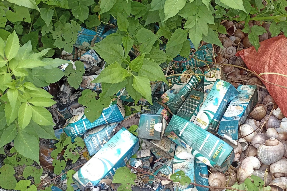 Cận cảnh loạt sản phẩm sâm tố nữ, xịt xoang của Gia Đình Hải Sen bị đốt bỏ -4.jpg