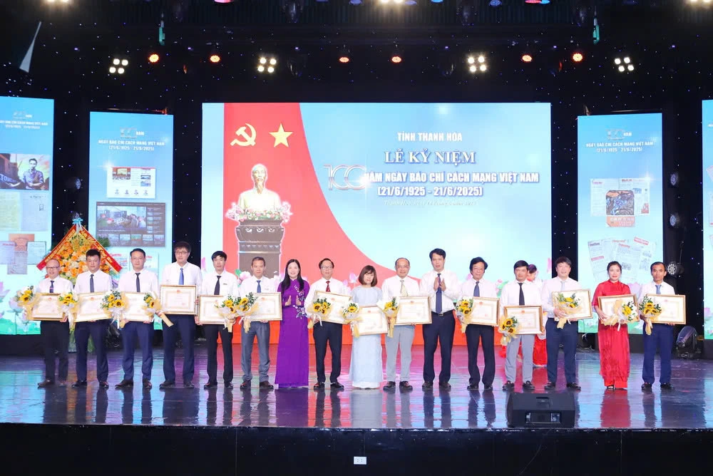 Phóng viên Báo Pháp Luật TP.HCM nhận Bằng khen Chủ tịch UBND tỉnh Thanh Hóa - 10.jpg