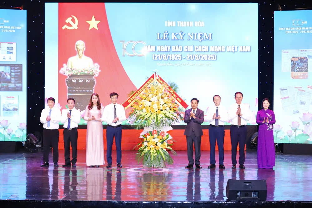 Phóng viên Báo Pháp Luật TP.HCM nhận Bằng khen Chủ tịch UBND tỉnh Thanh Hóa - 2.jpg