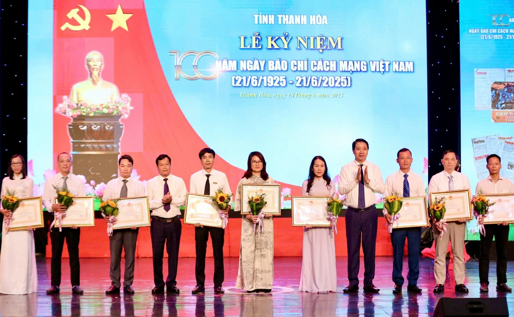 Phóng viên Báo Pháp Luật TP.HCM nhận Bằng khen Chủ tịch UBND tỉnh Thanh Hóa - 3.jpg
