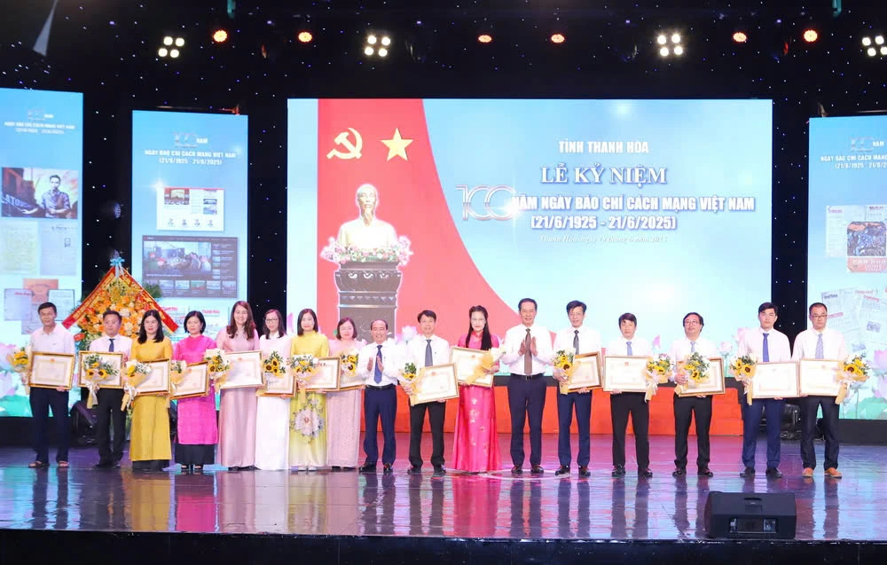 Phóng viên Báo Pháp Luật TP.HCM nhận Bằng khen Chủ tịch UBND tỉnh Thanh Hóa - 5.jpg