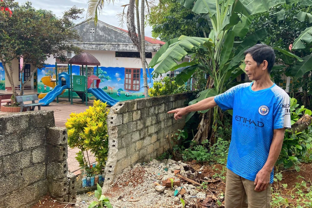 Đòi đất nhiều năm xã không trả, 1 nông dân xây tường rào giữa sân trường mầm non -11.jpg