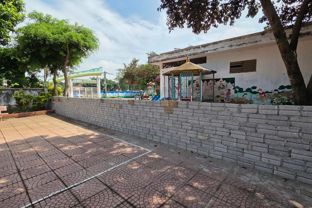 Đòi đất nhiều năm xã không trả, 1 nông dân xây tường rào giữa sân trường mầm non -.jpg