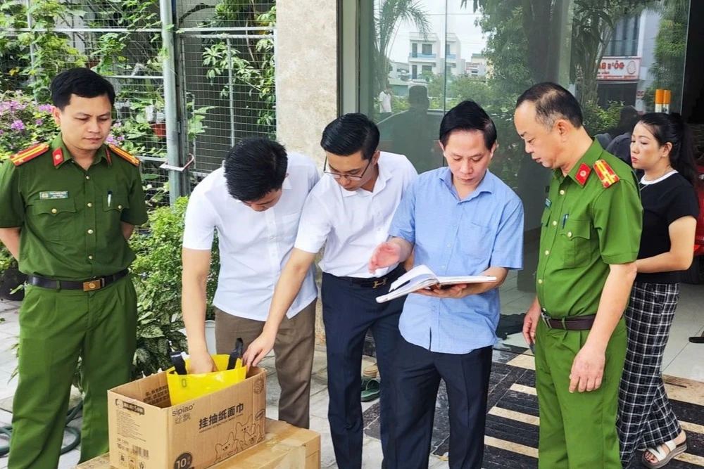 Công an tỉnh Thanh Hóa thu giữ nhiều thùng tài liệu liên quan tại nhà đại ca giang hồ Thanh Hóa "Vi ngộ". Ảnh: CATH