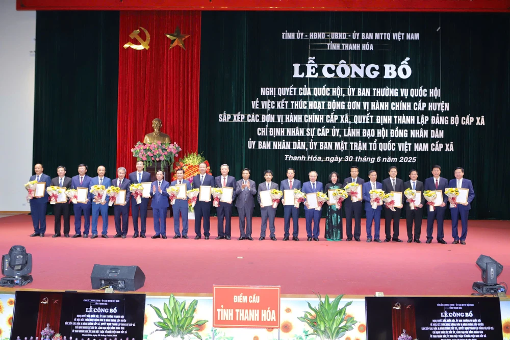 Bí thư Thanh Hóa trao quyết định.jpg