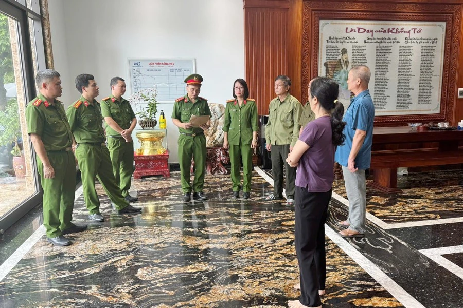 Cảnh sát khám xét, triệu tập đối tượng cầm đầu băng nhóm tội phạm -2.jpg