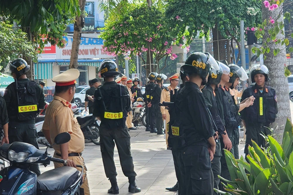 Khoảng hơn 15g chiều nay (15-7), hàng chục cảnh sát có mặt tại căn nhà 381 năm tầng nằm giao nhau giữa đường Quang Trung và Đại lộ Võ Nguyên Giáp, phường Hạc Thành, tỉnh Thanh Hóa mà người dân thường gọi là dinh thự trắng.