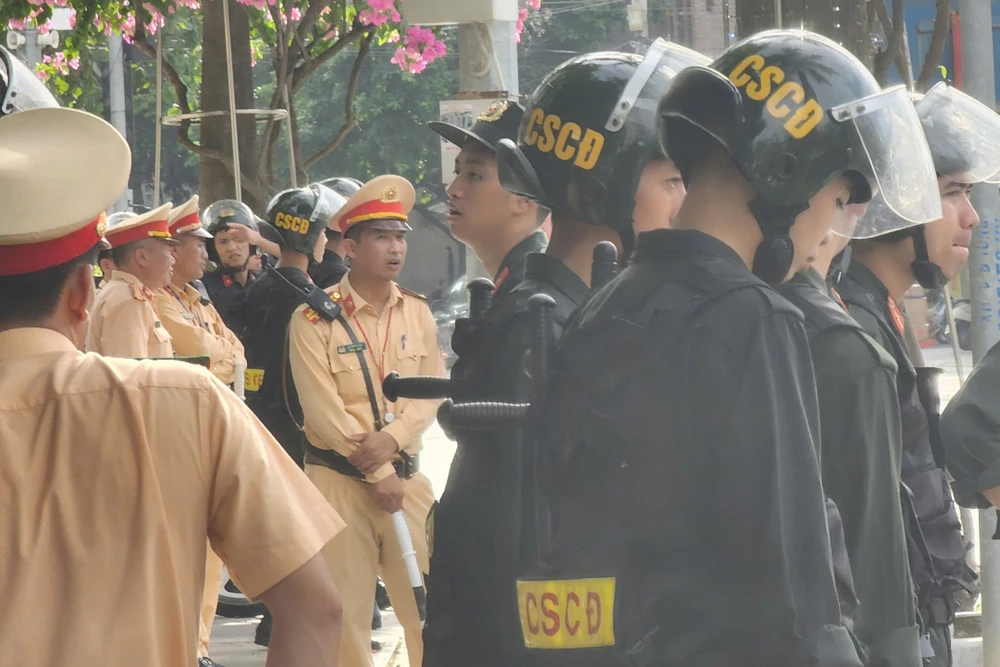 Hàng chục cảnh sát khám xét dinh thự trắng ở Thanh Hóa - .jpg