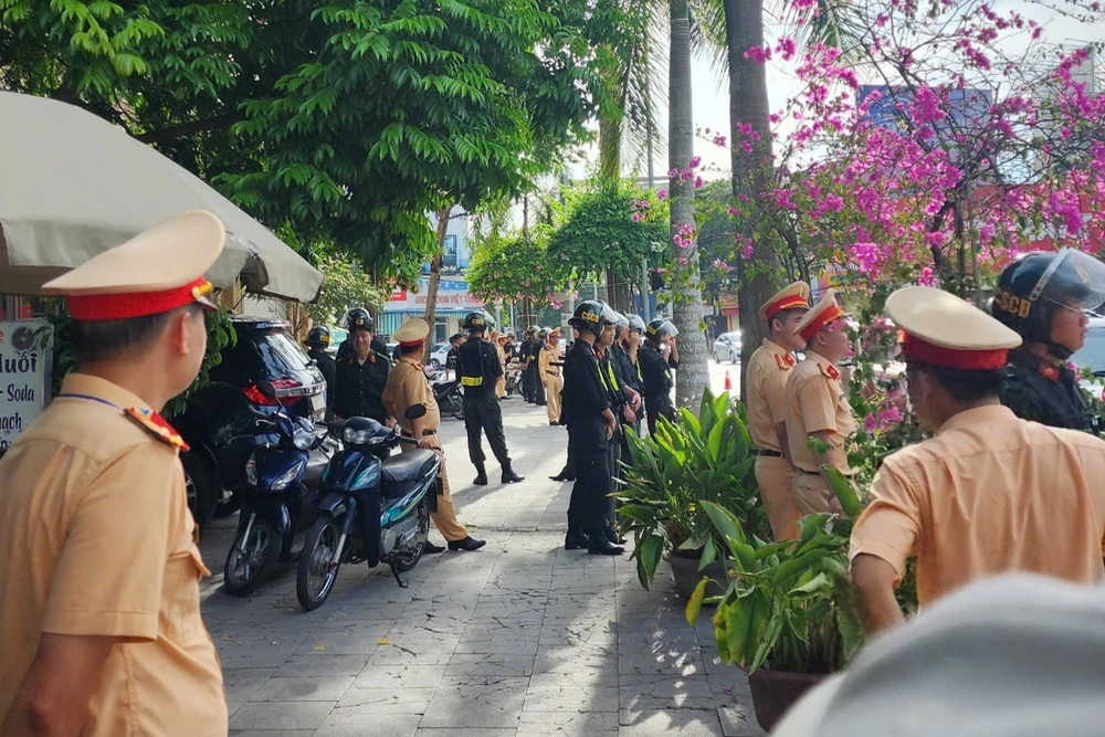 Hàng chục cảnh sát khám xét dinh thự trắng ở Thanh Hóa - 3.jpg