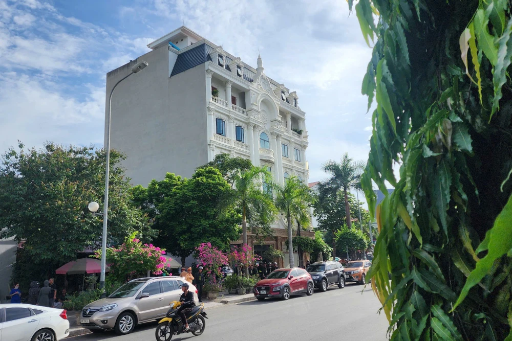 Hàng chục cảnh sát khám xét dinh thự trắng ở Thanh Hóa - 5.jpg