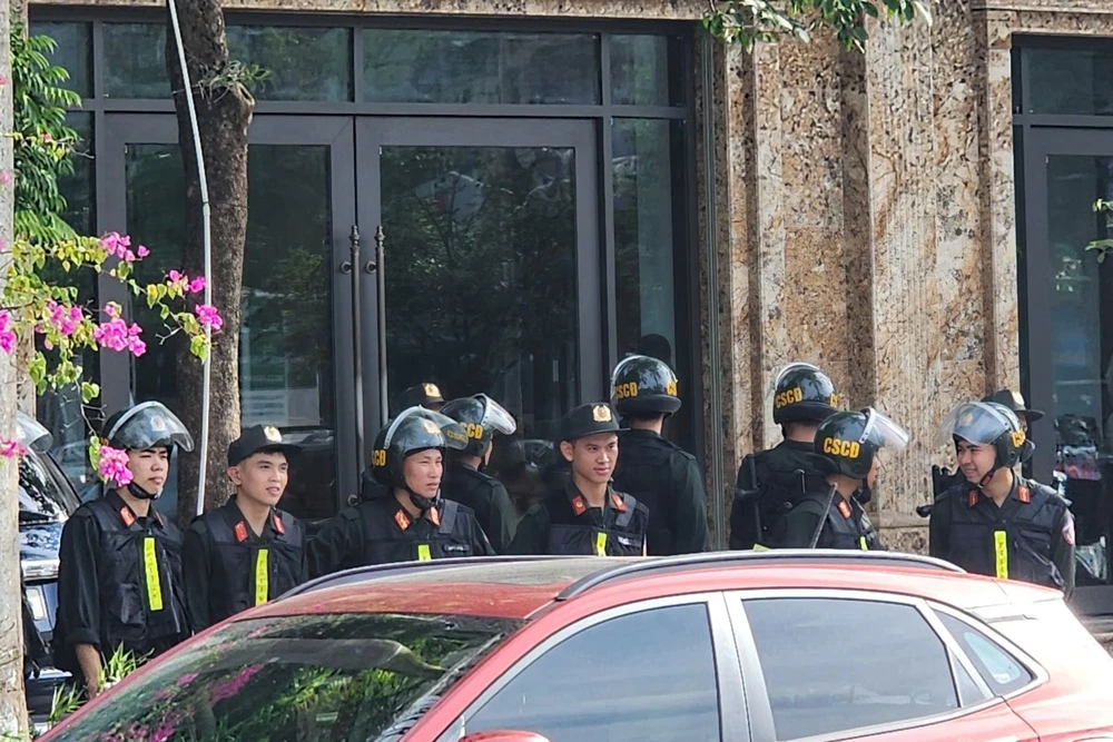 Hàng chục cảnh sát khám xét dinh thự trắng ở Thanh Hóa - 6.jpg