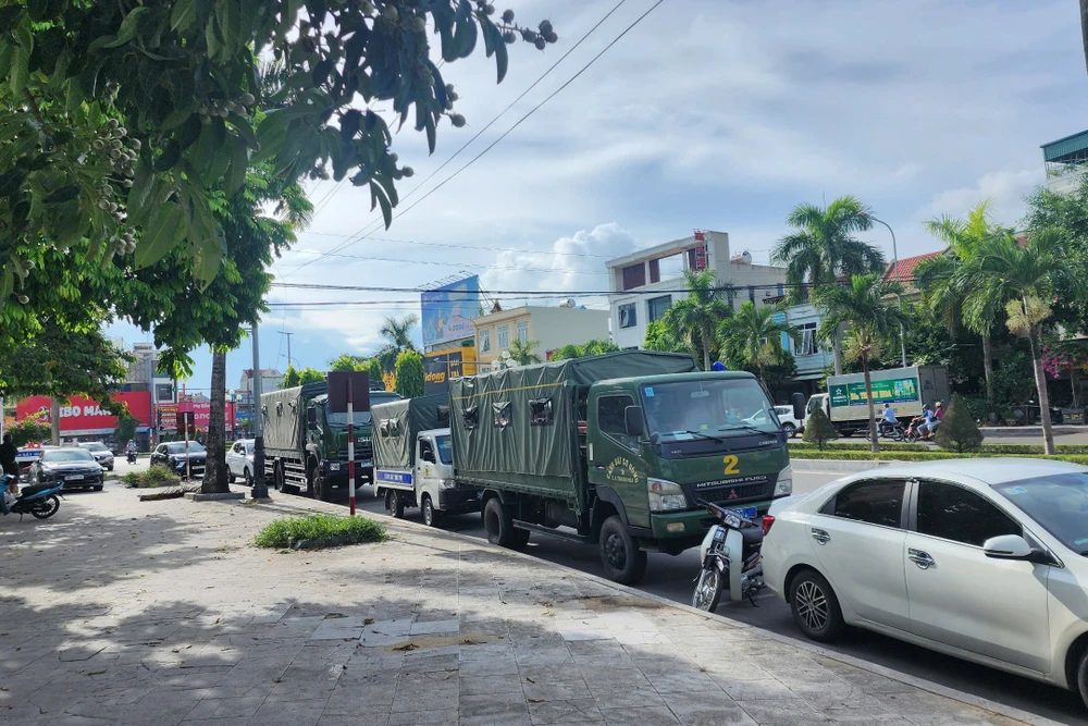 Hàng chục cảnh sát khám xét dinh thự trắng ở Thanh Hóa - 7.jpg