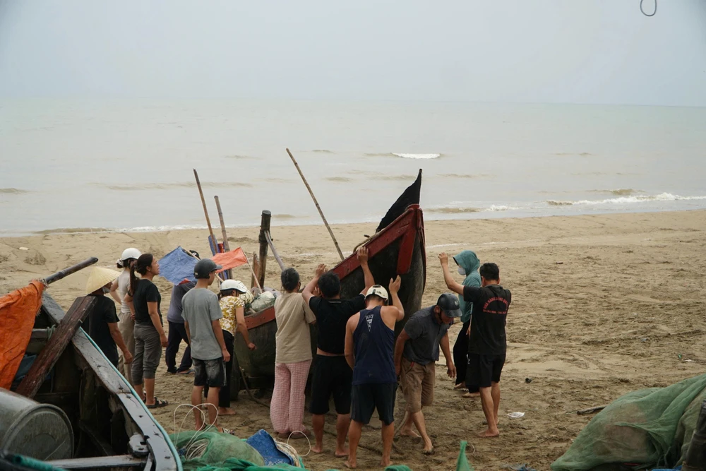 Hàng ngàn tàu cá vào bờ, Thanh Hóa cấm biển từ 8g sáng ngày 21-7 -5.jpg