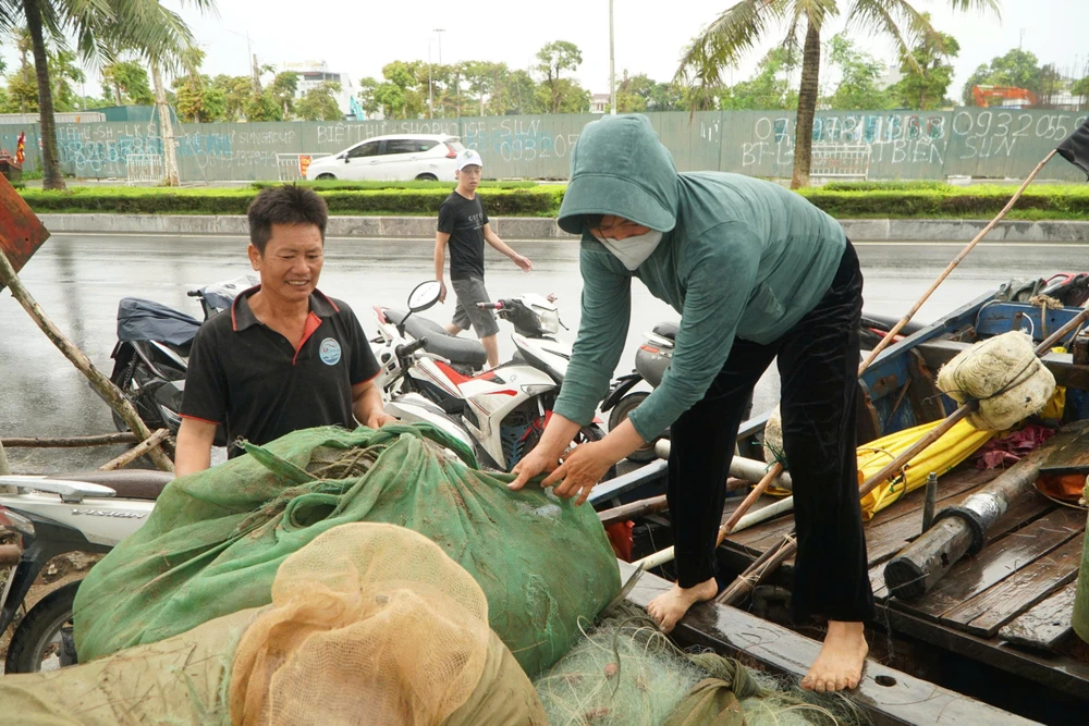 Hàng ngàn tàu cá vào bờ, Thanh Hóa cấm biển từ 8g sáng ngày 21-7 -7.jpg
