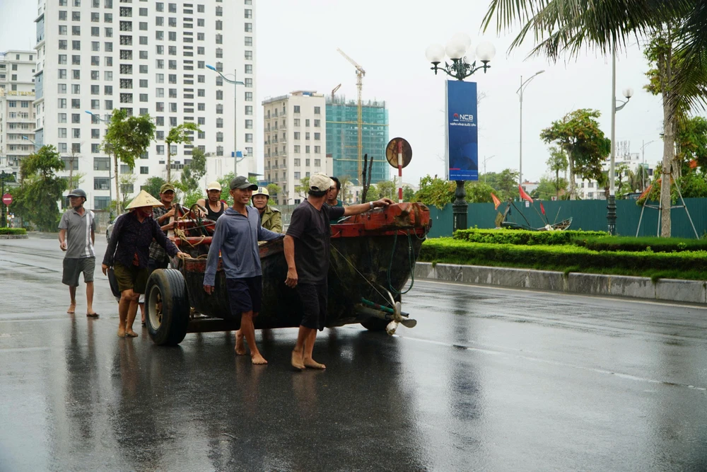 Hàng ngàn tàu cá vào bờ, Thanh Hóa cấm biển từ 8g sáng ngày 21-7 -.jpg