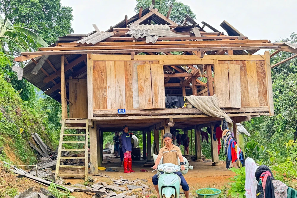 Hàng trăm ngôi nhà tốc mái do ảnh hưởng bão số 3.jpg