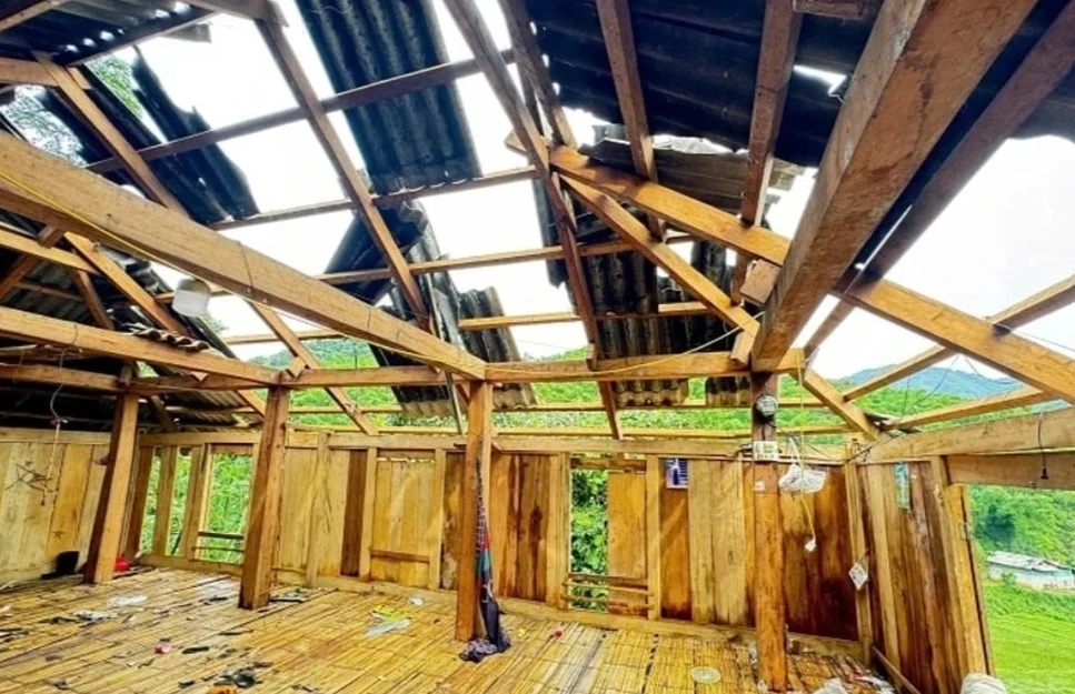 Hàng trăm ngôi nhà tốc mái do ảnh hưởng bão số 3 - .jpg