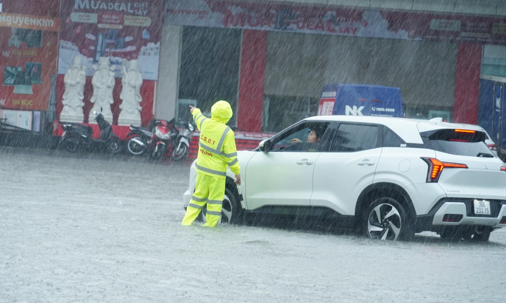 Hình ảnh CSGT Thanh Hóa bám đường, đẩy xe cho người dân trong bão số 3 -12.jpg