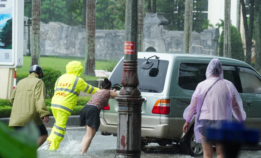 Hình ảnh CSGT Thanh Hóa bám đường, đẩy xe cho người dân trong bão số 3 -2.jpg