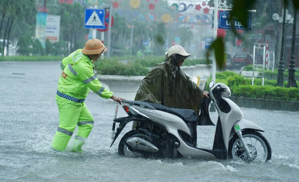 Hình ảnh CSGT Thanh Hóa bám đường, đẩy xe cho người dân trong bão số 3 -3.jpg