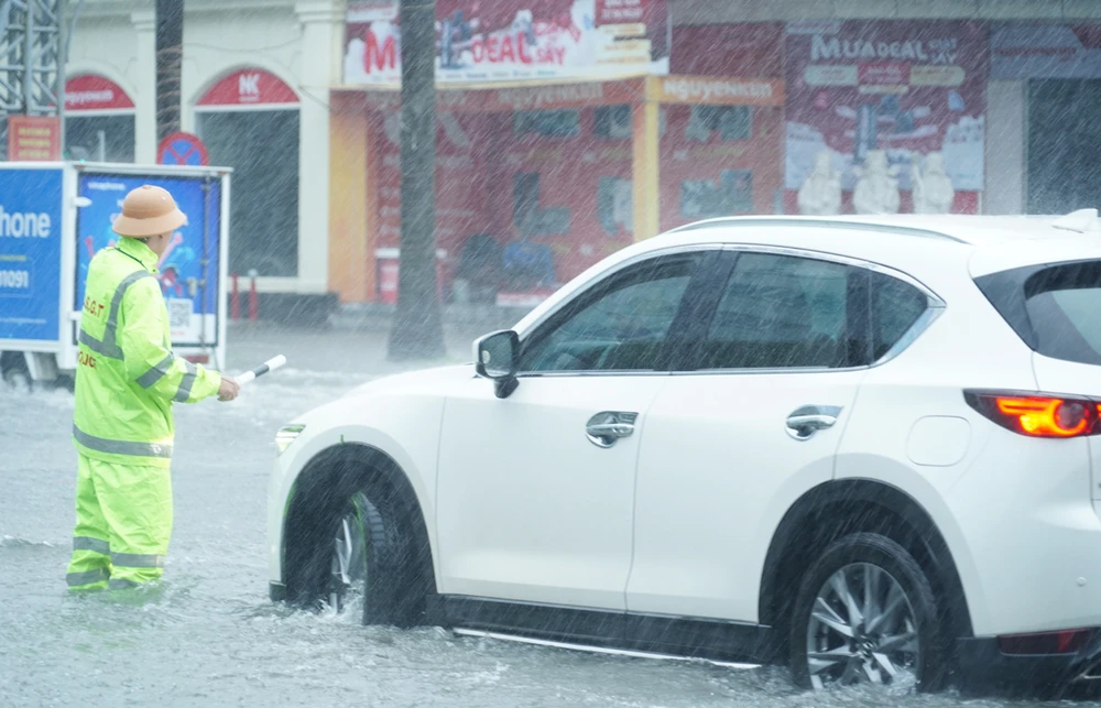 Hình ảnh CSGT Thanh Hóa bám đường, đẩy xe cho người dân trong bão số 3 -7.jpg