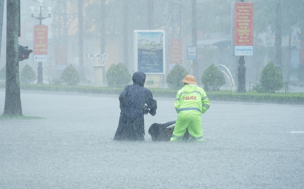 Hình ảnh CSGT Thanh Hóa bám đường, đẩy xe cho người dân trong bão số 3 -8.jpg