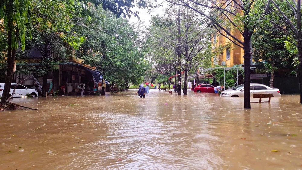 Hình ảnh hàng loạt ô tô ở Thanh Hóa ngập sâu trong nước khi bão số 3 đi qua - 10.jpg